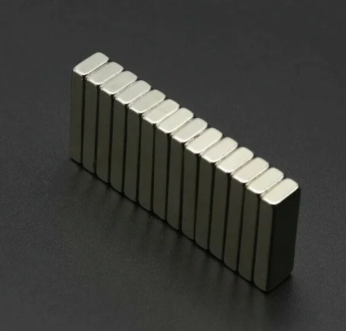 4 Pezzi Magneti Neodimio NdFeB N35 Misura 30x10x5mm