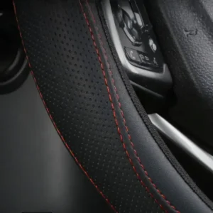 Cover per Volante Microfibra Cuciture Rosse Design Forato Antiscivolo